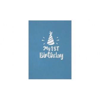 Copertina biglietto “My 1st Birthday” con cappellino bianco su sfondo azzurro