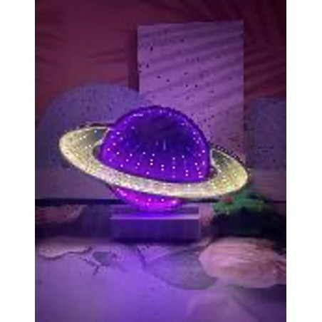 luce decorativa pianeta con anelli 3D su base bianca – NelQuieOra