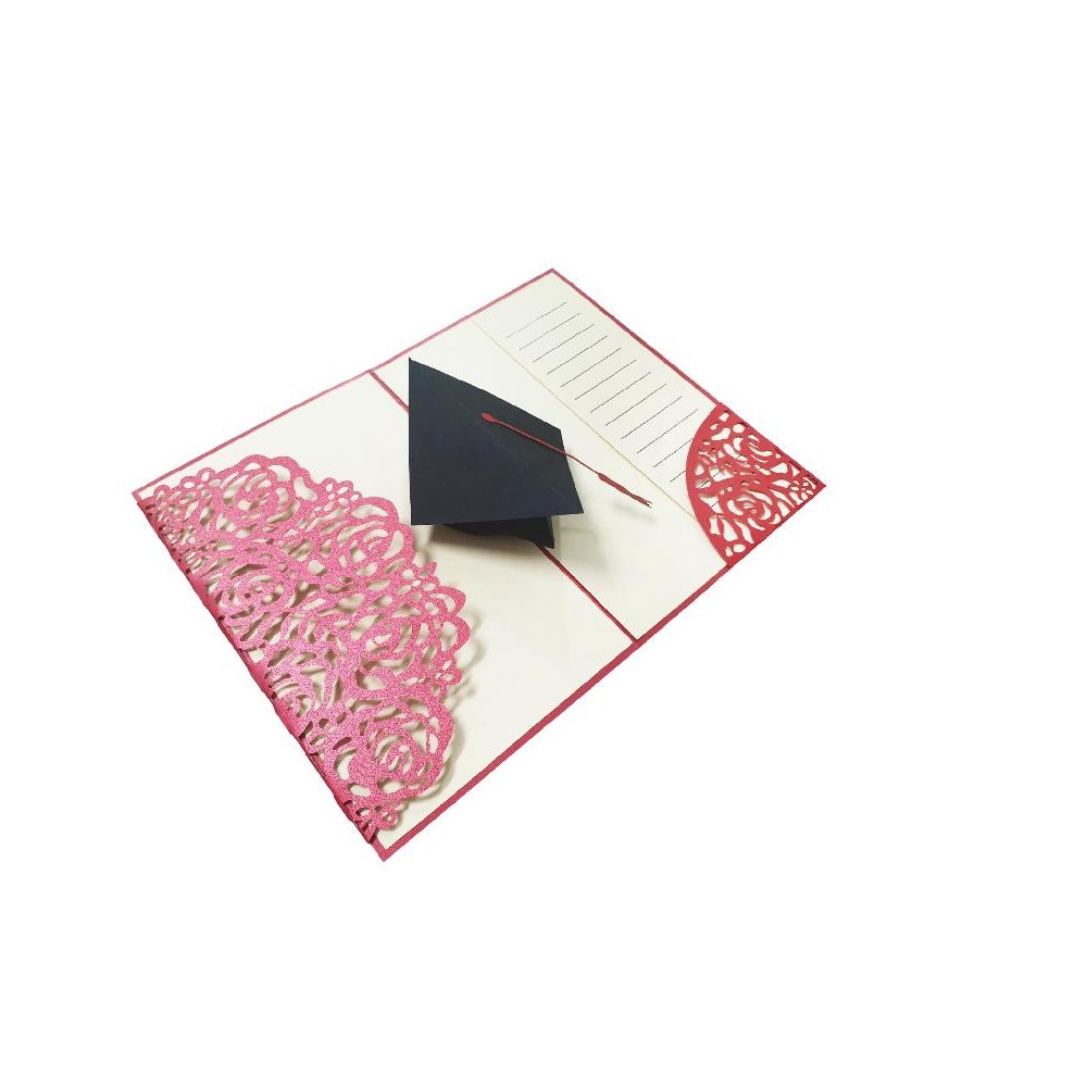 Biglietto Laurea Tocco nero pop-up 3D con decorazioni rosa e tasca porta messaggio