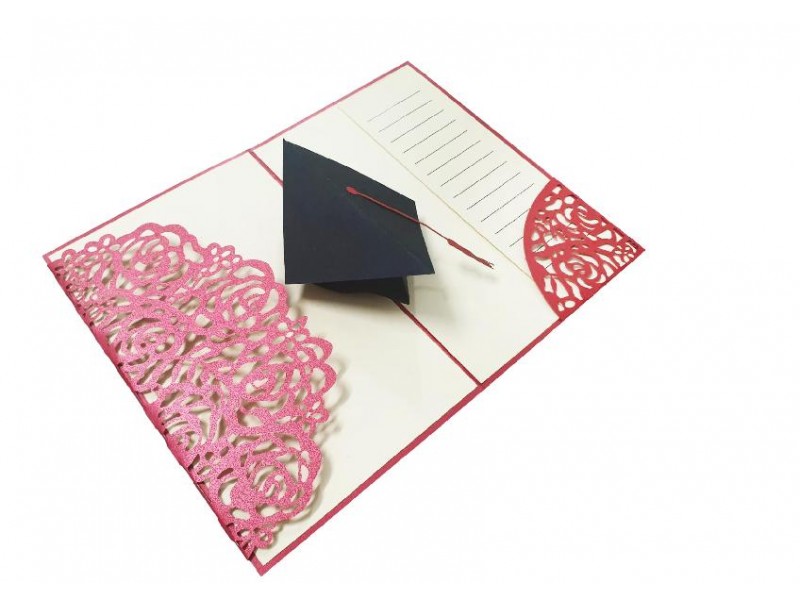 Biglietto Laurea Tocco nero pop-up 3D con decorazioni rosa e tasca porta messaggio