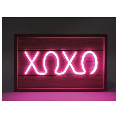 Lampada LED in legno con scritta XOXO NelQuieOra accesa, luce calda