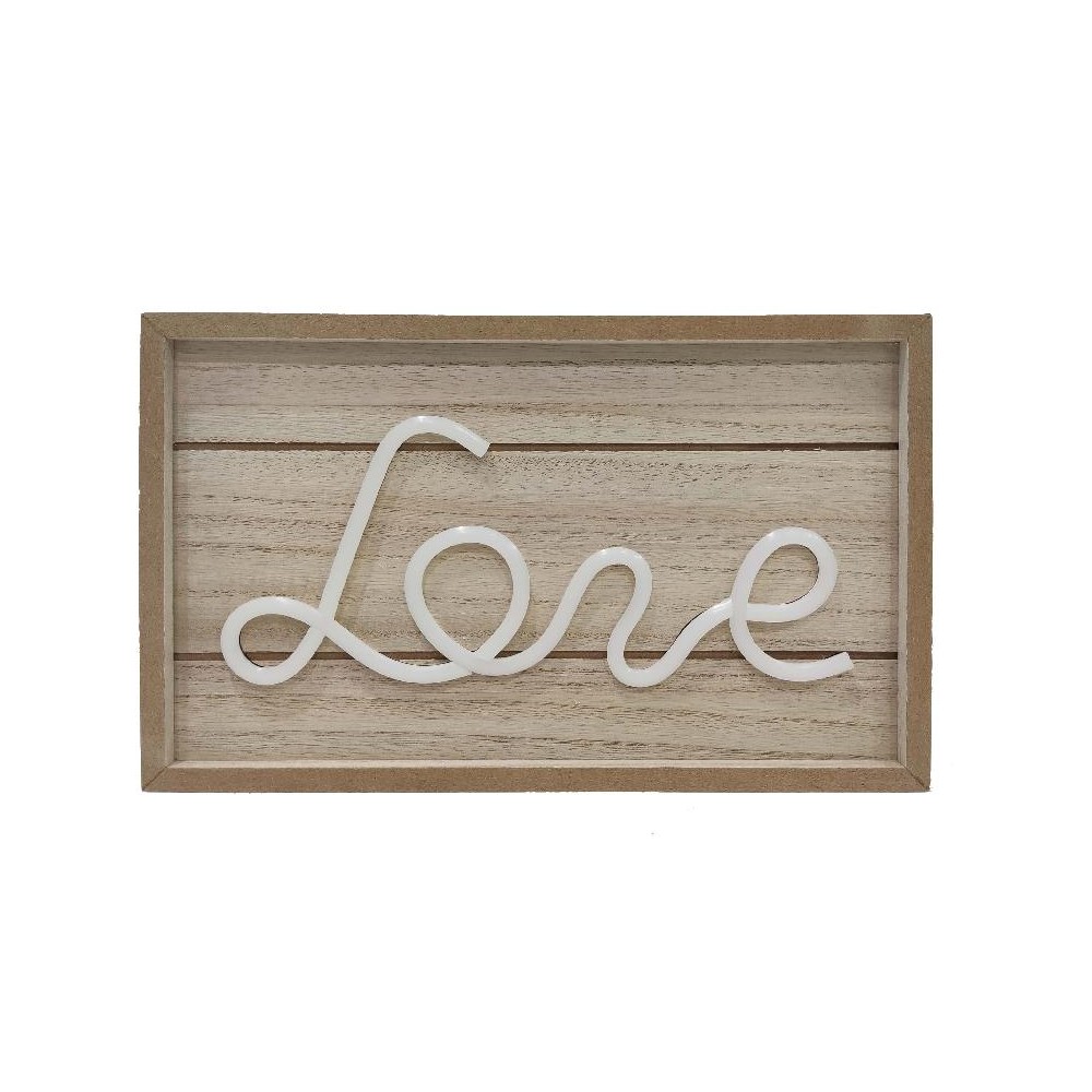 Dettaglio scritta Love illuminata in stile calligrafico su base legno
