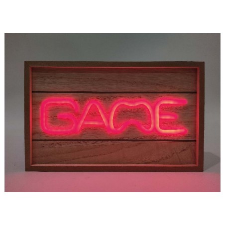 Lampada LED in legno scritta GAME NelQuieOra con luce rossa accesa