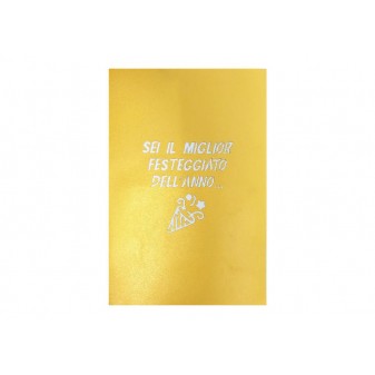 Copertina biglietto giallo oro con testo “Sei il miglior festeggiato dell’anno”