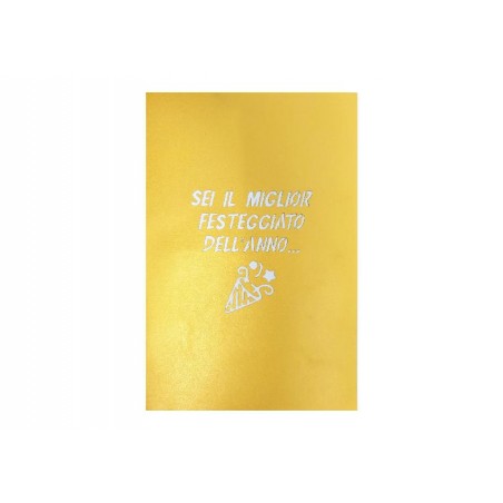 Copertina biglietto giallo oro con testo “Sei il miglior festeggiato dell’anno”