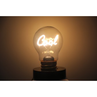 Lampadina LED decorativa accesa con scritta luminosa Cool su sfondo caldo, Lamp-Adina's NelQuieOra