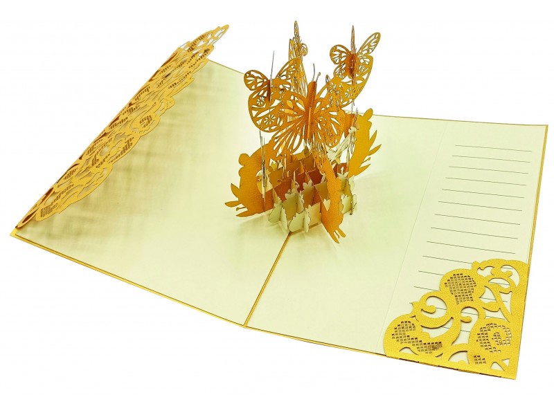 Biglietto auguri elegante con farfalle dorate pop-up 3D, formato origami su sfondo chiaro con decorazioni pregiate e spazio per messaggio personalizzato.