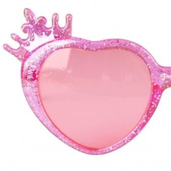 Dettaglio scritta "Once Upon A Time" su occhiali da sole principessa rosa con corona