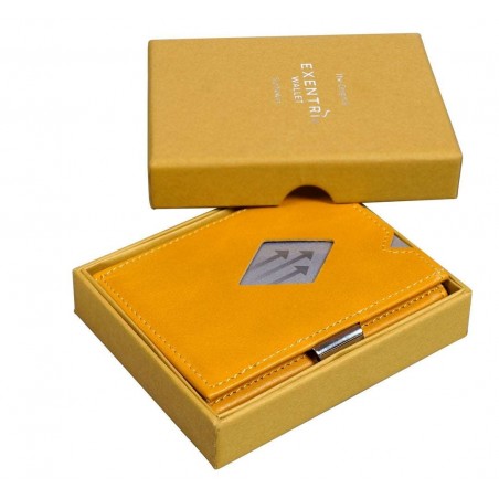 Portafoglio Exentri giallo nella confezione regalo coordinata con logo del brand.