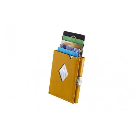 Portafoglio Exentri giallo con più carte inserite, evidenziando la capacità e l'accesso rapido.
