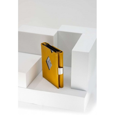 Portafoglio Exentri in pelle gialla su sfondo minimalista, esaltandone il design raffinato ed elegante.