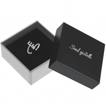 Anello Lettera E nella sua confezione regalo nera con logo Soul Gioielli