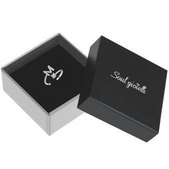 Anello Lettera M nella sua confezione regalo nera con logo Soul Gioielli