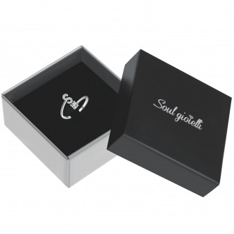 Anello Lettera S nella sua confezione regalo nera con logo Soul Gioielli