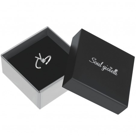 Anello Lettera V nella sua confezione regalo nera con logo Soul Gioielli