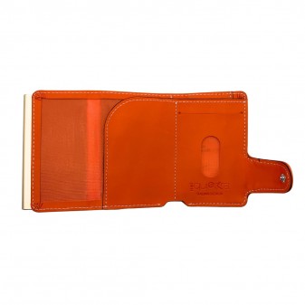 Portafoglio aperto con scomparti interni e tasche aggiuntive. Design minimal e funzionale per un’organizzazione ottimale.