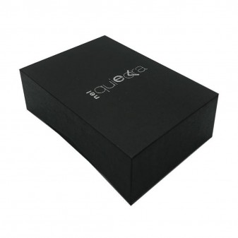 Scatola rigida nera con logo NelQuieOra, confezione elegante per regalo