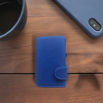 Portacarte Inter blu su tavolo in legno con tazza e smartphone