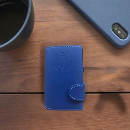 Portacarte Inter blu su tavolo in legno con tazza e smartphone