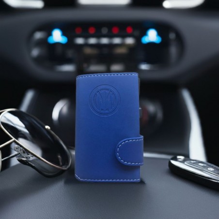 Portacarte Inter blu su cruscotto auto, affiancato da chiavi e occhiali