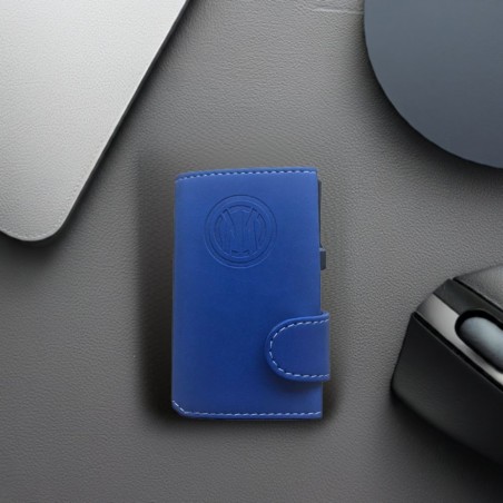 Portacarte Inter blu su scrivania grigia accanto a mouse e dispositivi