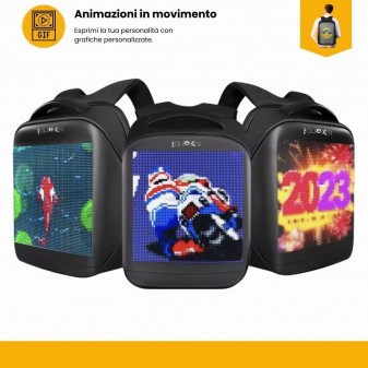 Tre zaini LED allineati che riproducono animazioni colorate: corsa nello spazio, motociclista e scritta ‘2023’.