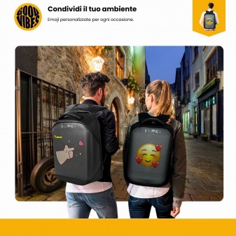 Coppia di sera in città con zaini LED che proiettano emoji: pollice in su e faccina con cuori.