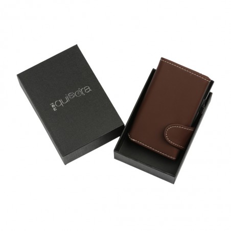 Portafoglio EasyCard in ecopelle marrone cioccolato con cuciture bianche e chiusura a linguetta, nella confezione nera con logo NelQuieOra.