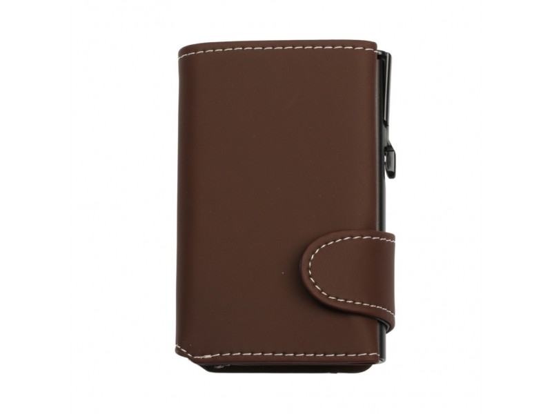 Vista frontale del portafoglio EasyCard marrone cioccolato da chiuso, con meccanismo porta carte nero a vista sul lato.