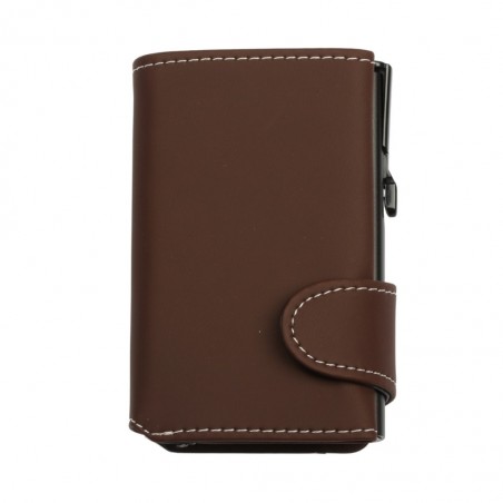 Vista frontale del portafoglio EasyCard marrone cioccolato da chiuso, con meccanismo porta carte nero a vista sul lato.