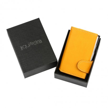 Portafoglio EasyCard in ecopelle gialla con cuciture chiare, presentato in scatola rigida nera con logo NelQuieOra.