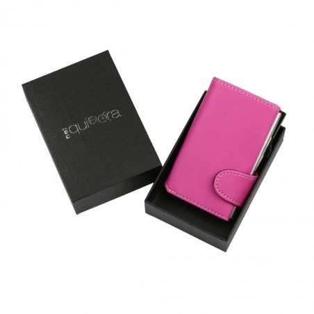 Portafoglio EasyCard in ecopelle fucsia con chiusura a bottone, presentato in scatola rigida nera con logo NelQuieOra.