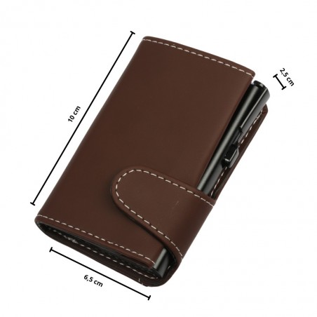 Portacarte marrone in ecopelle con cuciture bianche a vista, mostrato con misure 10 cm x 6,5 cm x 2,5 cm.