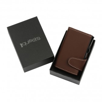 Portacarte marrone in scatola regalo rigida nera con logo “nel quieora”.