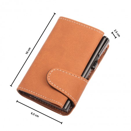 Portafoglio trifold marrone soft touch, 10 × 6,5 × 2,5 cm, con meccanismo carte laterale.
