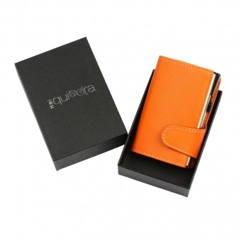 Portafoglio trifold arancione soft touch in confezione rigida nera con logo NelQuieOra.