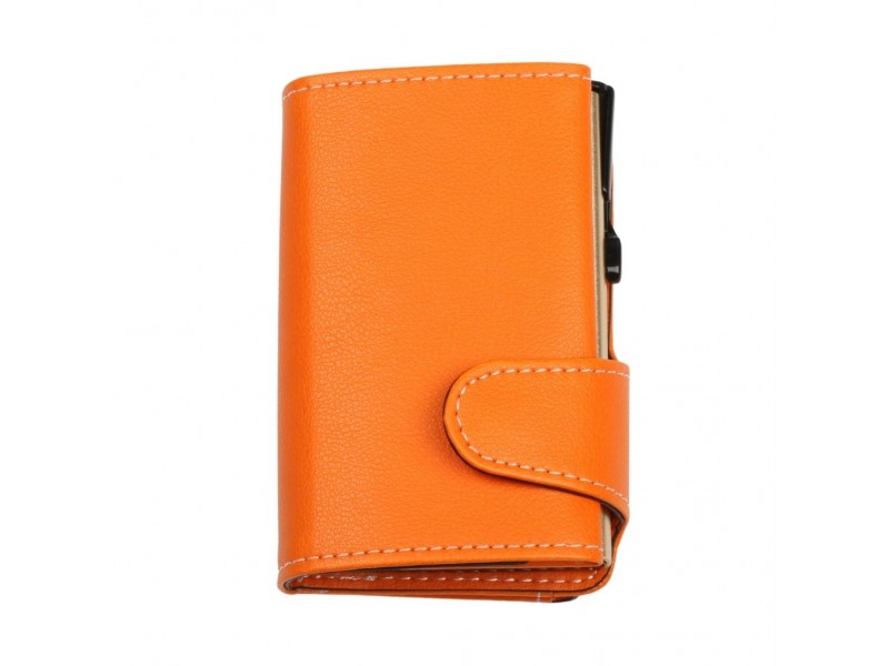 Vista frontale del portafoglio trifold arancione soft touch chiuso, con linguetta e cuciture a contrasto.