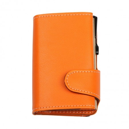 Vista frontale del portafoglio trifold arancione soft touch chiuso, con linguetta e cuciture a contrasto.