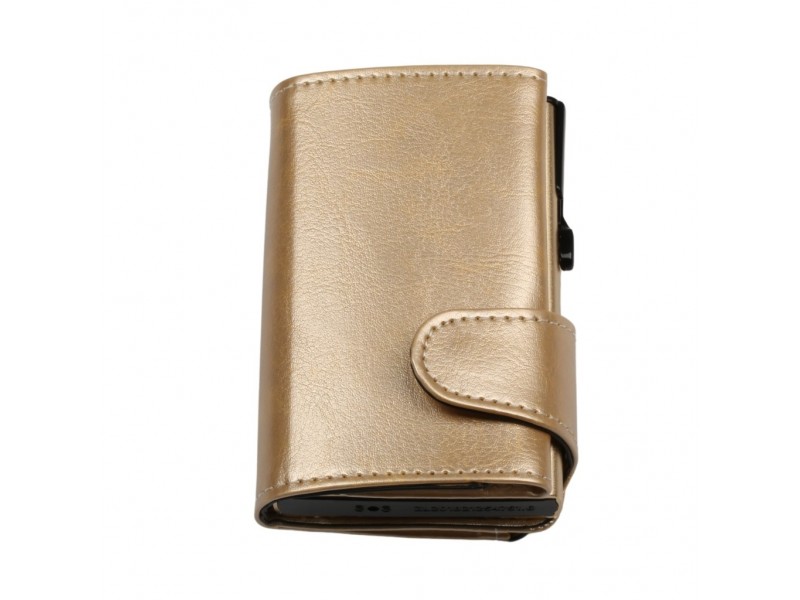 Vista frontale del portafoglio trifold oro soft touch chiuso, con linguetta e cuciture a contrasto.