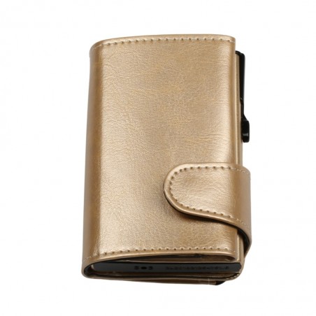 Vista frontale del portafoglio trifold oro soft touch chiuso, con linguetta e cuciture a contrasto.