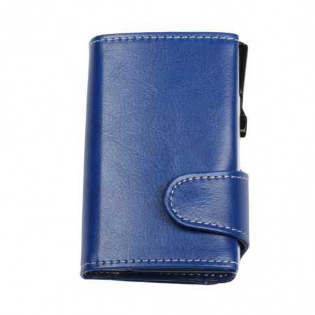 Vista frontale del portafoglio trifold blu soft touch chiuso, con linguetta e cuciture a contrasto.