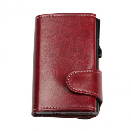 Vista frontale del portafoglio trifold rosso soft touch chiuso, con linguetta e cuciture a contrasto.