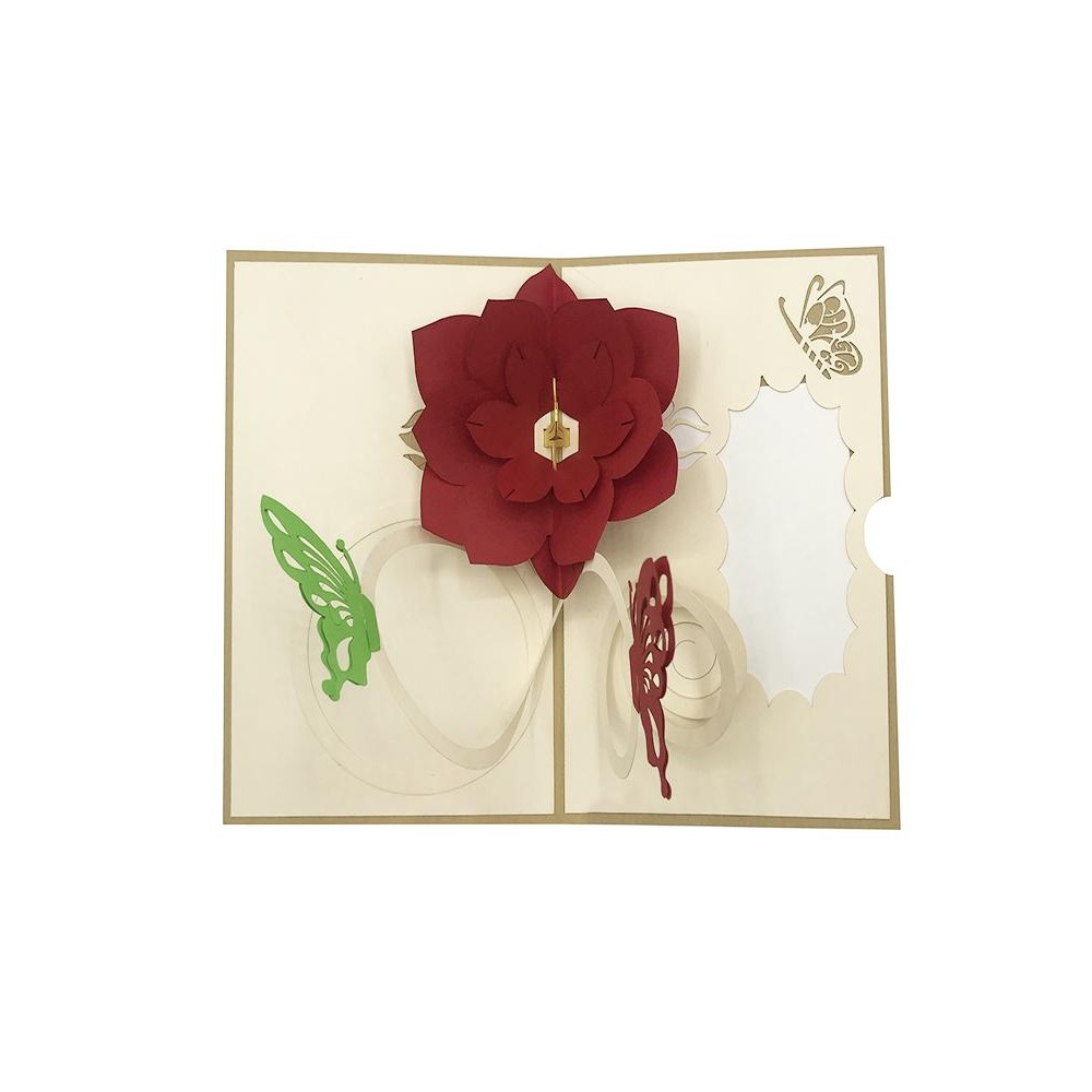 Biglietto Origami 3D aperto con fiore rosso e farfalle colorate in rilievo