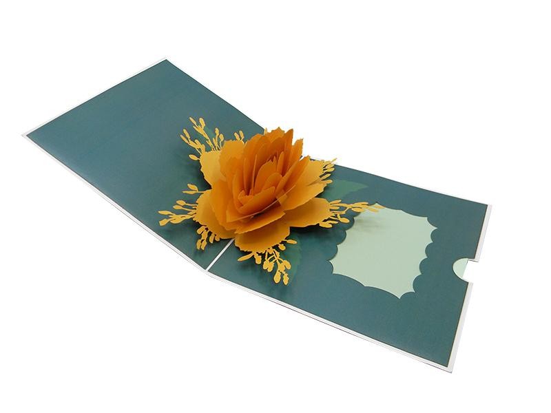 Biglietto auguri pop-up rosa dorata tridimensionale su sfondo verde