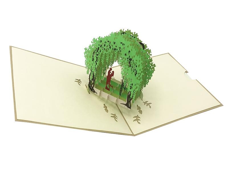 Biglietto Origami Innamorati aperto con coppia sotto pergolato in carta 3D