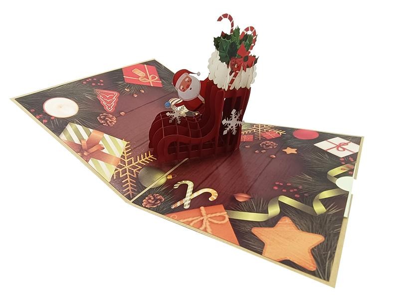 Scena interna tridimensionale con calza natalizia pop-up e dolcetti