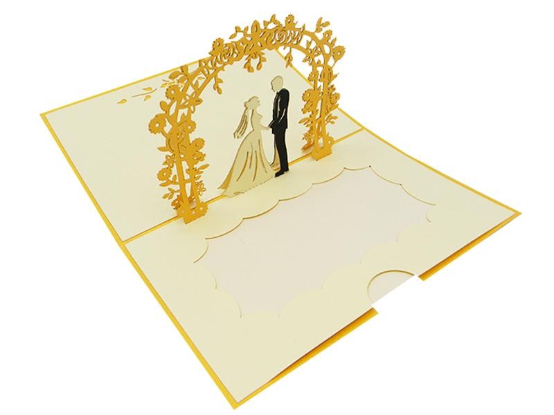 Biglietto nozze pop-up con sposi sotto arco floreale dorato in 3D