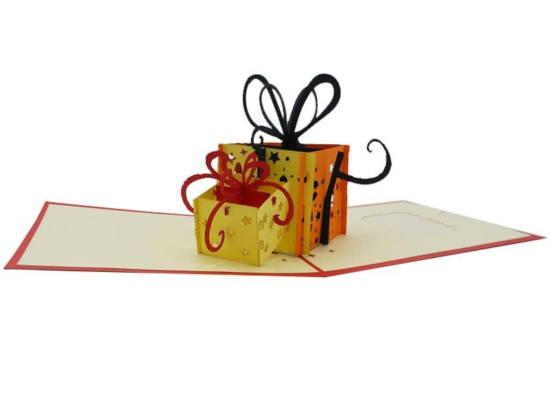 Biglietto Origami Pacchetti Colorati 3D aperto con pacchi regalo a rilievo