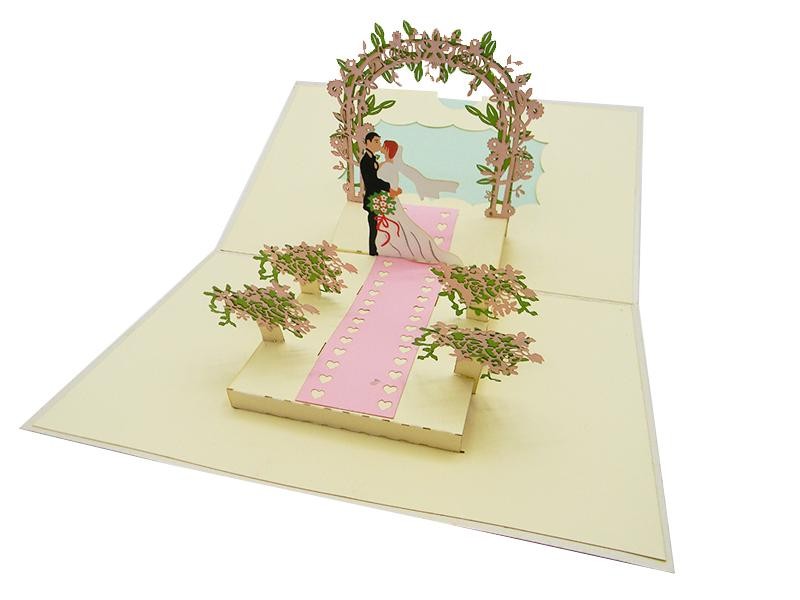 Biglietto Auguri Matrimonio con sposi sulla navata rosa sotto arco floreale 3D