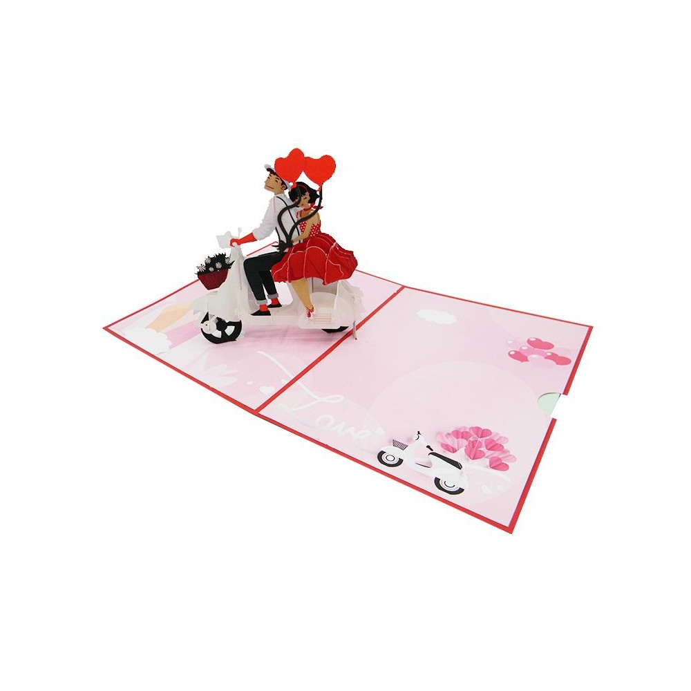 Biglietto aperto con Vespa 3D e coppia con cuori su sfondo rosa